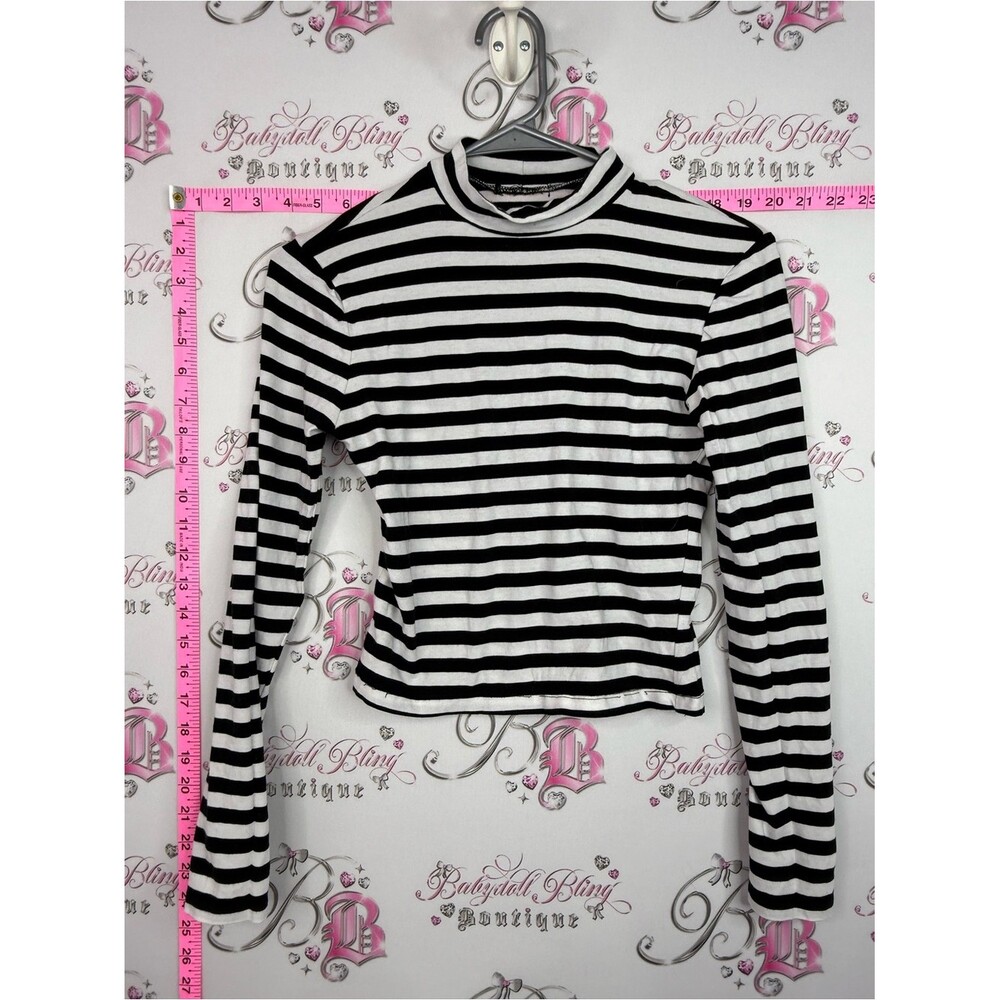 Long sleeve turtleneck Black & White Striped Long-Sleeve Mock Neck Top